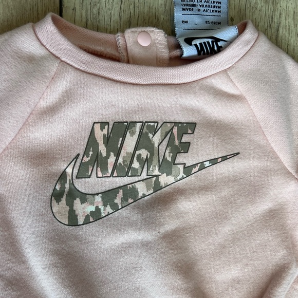 Nike pink and camo crewneck - Picture 2 of 8